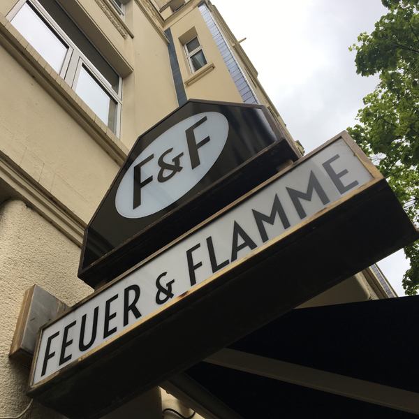 Feuer & Flamme . Flammkuchenmanufaktur mit veganen Optionen 